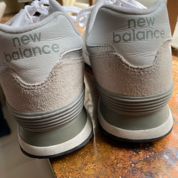 New Balance 574 Sneakers - Nimbus Cloud. Women's size 9. - Picture 5 of 8